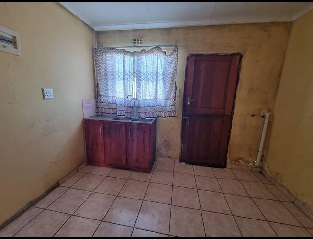 2 BEDROOM HOUSE FOR SALE IN NGWELEZANA